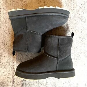 EMU Australia Womens Sharky Mini Winter Real Sheepskin Boots in EMU Boots